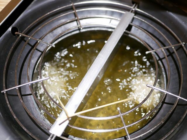 画像: 油は一定の温度に保たれているので安心ですよ