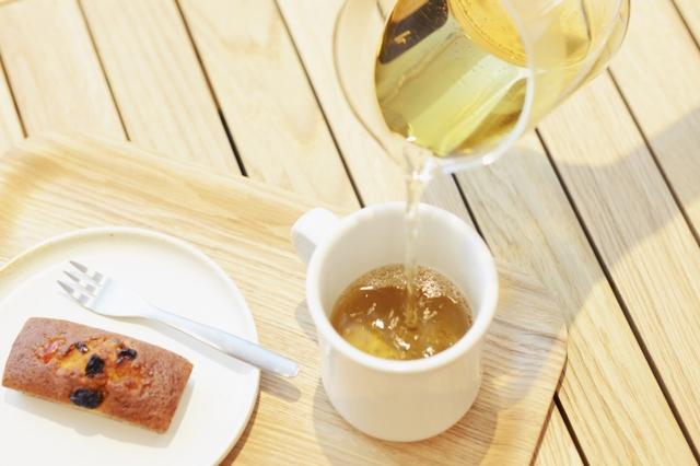 画像: 韓国茶(柿の葉茶、グアバ茶、よもぎ茶) 各¥700(税抜) パウンドケーキ(イチジク、ピーチ、 フルーツミックス) 各¥350(税抜)