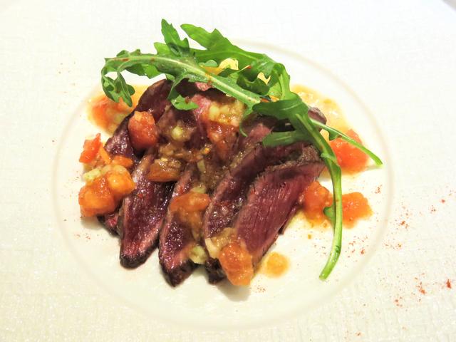 画像: ダチョウ肉のローストのカルパッチョとクスクスのサラダ