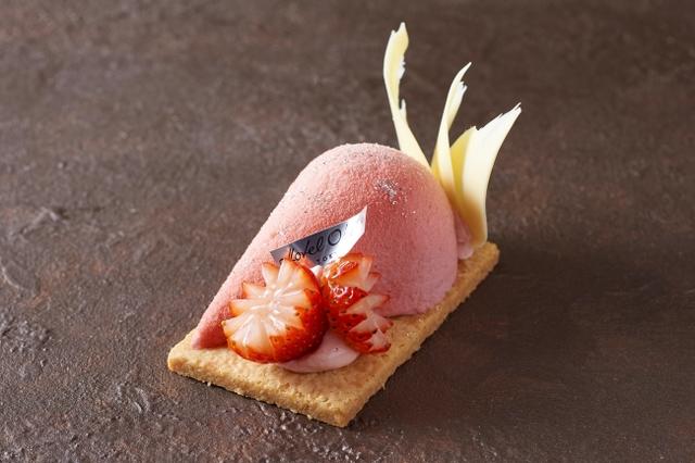 画像: ラ・フレーズ/680円 ライチの風味が爽やかなクレームブリュレを軽やかな苺のムースで包みました。苺をモチーフとしたモダンな見た目も特徴的です。