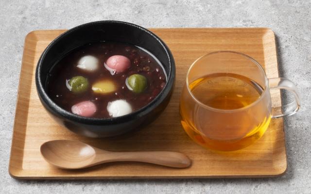 画像: 「三色白玉ぜんざい」単品 700円 / ほうじ茶セット 950円 北海道産あずきを使ったぜんざいに白、紅、抹茶の三色の白玉と栗の甘露煮を彩りよくトッピング。