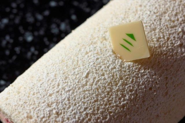 画像: ルビーチョコレートの味わい、見た目を最大限に活かしたロールケーキ