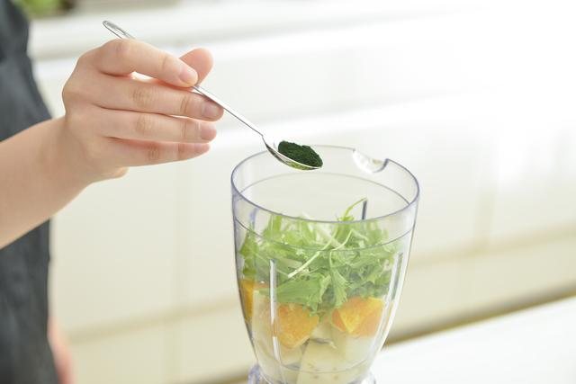 画像: ②りんご、オレンジ、レモン、水菜、スピルリナパウダー、水の順に入れ、一度ミキサーにかけます