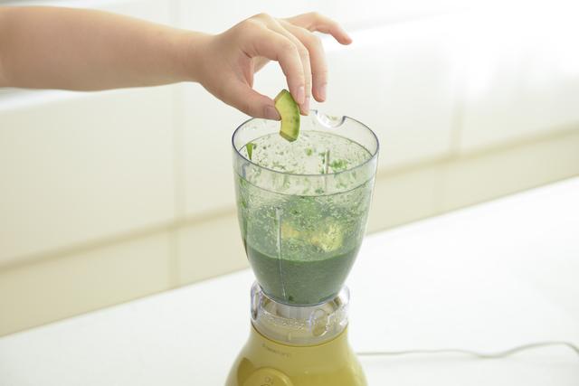 画像: ③さらにアボカドを加えて、再度ミキサーにかけます。果実感が残り飲み応えのあるスムージーになります。