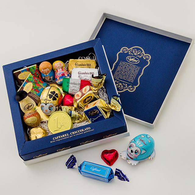 画像: 商品名:オリジナルギフト メディア ※おすすめ商品 価格 :3,000円(税抜) 内容 :チョコレートアソート 18粒 ふたを開けるとシックなネイビーのBOXにカファレルの代名詞であるジャンドゥーヤチョコレートをはじめ、幸せを運ぶといわれるてんとう虫のホイルチョコレートなどバラエティ豊かに合計18粒のチョコレートをアソートしました。かしこまった場面のギフトにもおすすめです。