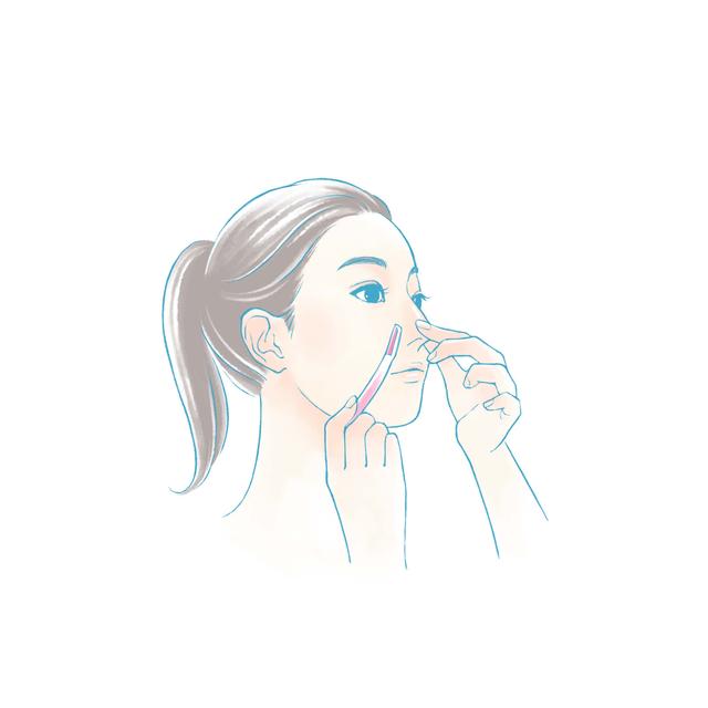 画像: 鼻筋は上から下へ、小鼻は横に倒しながら、鼻の丸みに沿って上から下に向けて剃っていきます。同様に、鼻の下も、唇に向かって上から下に剃ります。口角の付近は外側から内側に向かって剃っていきます。