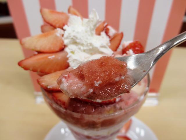 画像3: 店舗限定!伝説のデザート「苺苺苺苺苺苺苺苺苺苺苺!のザ・サンデー2019」(税込1,510円)