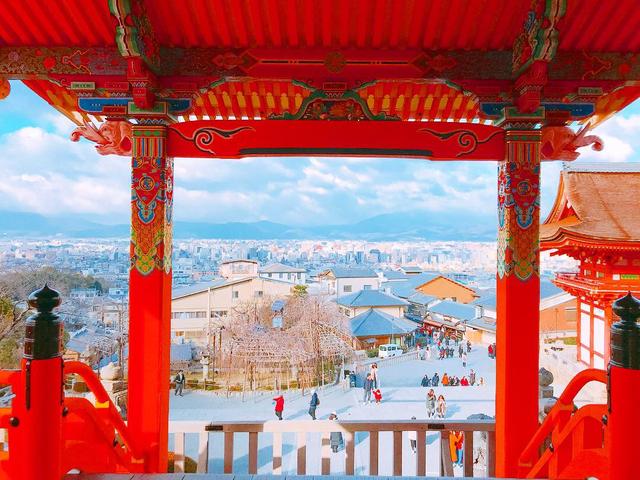 画像: かつては天皇の勅使だけが通行を許された正門、通常は柵が締められ中に入ることができない西門の中から、京都市の市街地(夜景)を眺望できます! ※ツアーの際には夜景となります