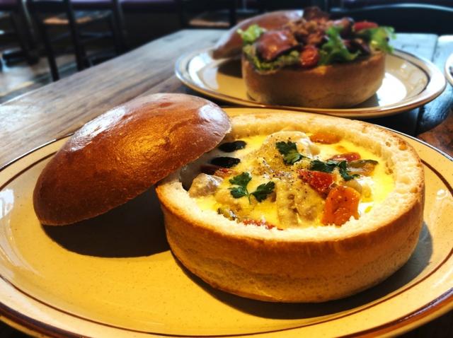 画像: ブレッドボウル 鶏もも肉とグリル野菜のクリームシチュー/1,923円(税込) メゾンカイザー自慢の天然酵母のハードパンで作った器に、たっぷりの鶏もも肉とグリルした野菜を煮込んだクリームシチューを注ぎました。 シチューがたっぷり染み込んだパンといっしょにお楽しみください。