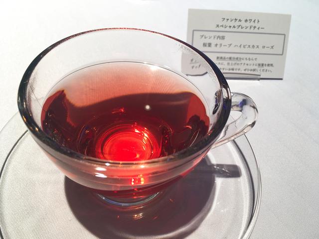 画像: 桜の葉が入ったスペシャルブレンドティーをいただきました