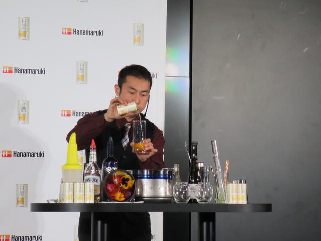 画像: バーテンダー北条智之氏による"モクテル"のパーフォーマンス