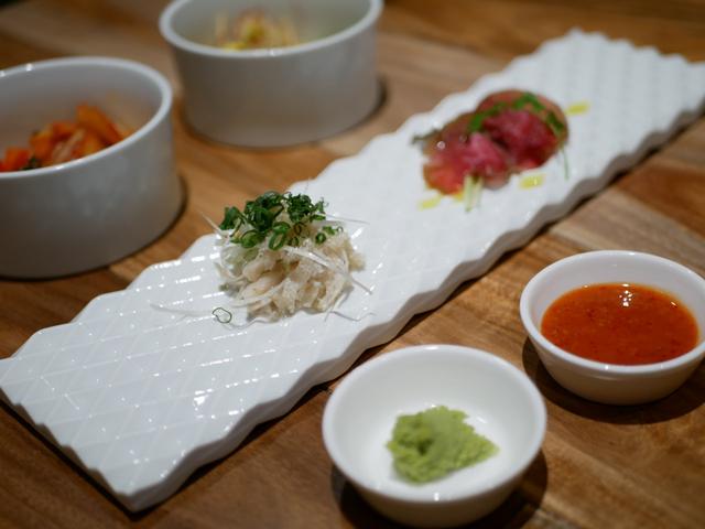 画像: お肉の前菜2種(白センマイ刺し・自家製もも肉の14日間塩漬け生ハム)
