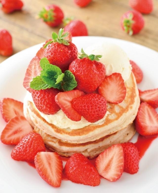 画像: 大粒苺を9個も山盛りにした「ほこたいちごのパンケーキ(1,706円/アロハテーブル)