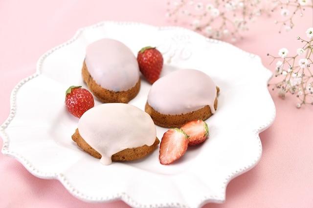 画像: 『贅沢ストロベリーパウンド』 バターたっぷりの生地にセミドライのいちごを贅沢にゴロゴロっと入れて、いちご味のチョコレートでコーティングしました。きめ細かくしっとりとした生地に、甘酸っぱいいちごの果肉と種のプチプチ感がくせになる、いちご好きにはたまらない美味しさです。コロッとした可愛いフォルムにピンク色のチョコレートのコーティングが映えて、春のティータイムを華やかに彩ります。