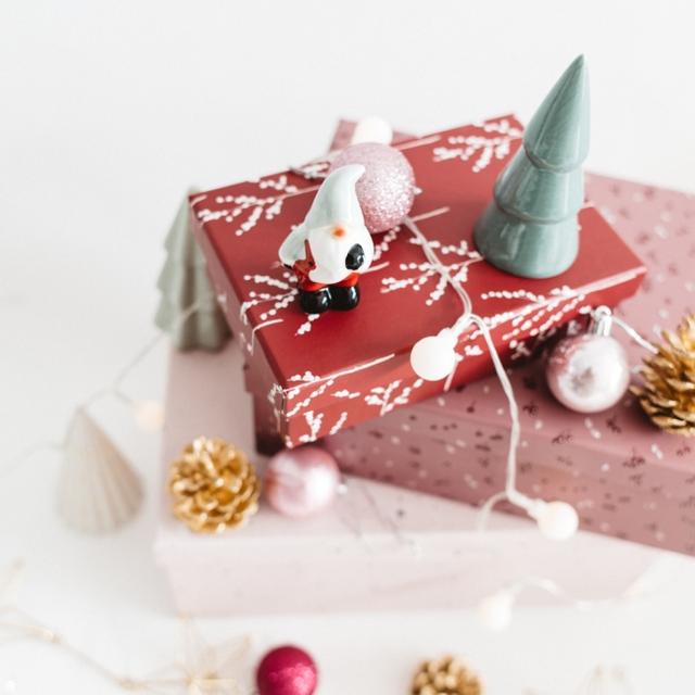画像: シーズン的にクリスマスのギフトとして、または大切な方への特別なプレゼントに。 毎日を頑張る自分へのご褒美ギフトとしてもおすすめです。 もらったその日からすぐに使える、美顔器とコスメ5点(クレンジング・洗顔フォーム・拭き取り化粧水・美容液・クリーム乳液)セット。