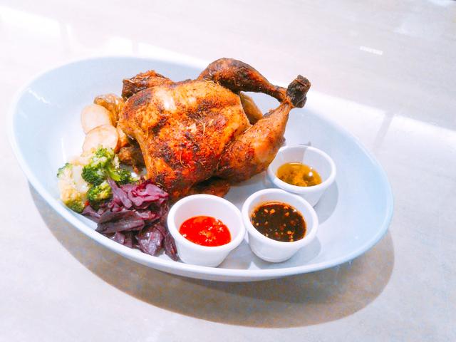 画像: お店自慢の自家製「ロティサリーチキン」