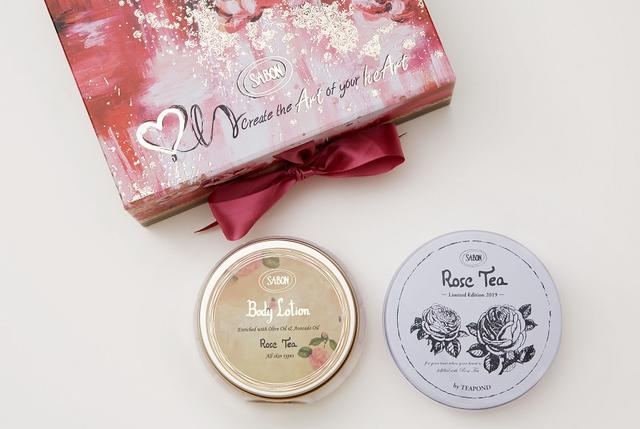 画像: こだわりのフレーバーティーを提供する ”TEAPOND” と作った オリジナルの「 Rose Tea 」 今回のアフタヌーンティーでは、ご提供するお茶にもこだわりました。それは、まさに、このコレクションを表現した「Rose Tea」。 厳選された茶葉やフレーバーティーを提供している「TEAPOND」とコラボレーションしたオリジナルティーは、香りだけで心が潤うもの。コラボレーション缶の茶葉や、Rose Tea 商品とのキットも発売します。