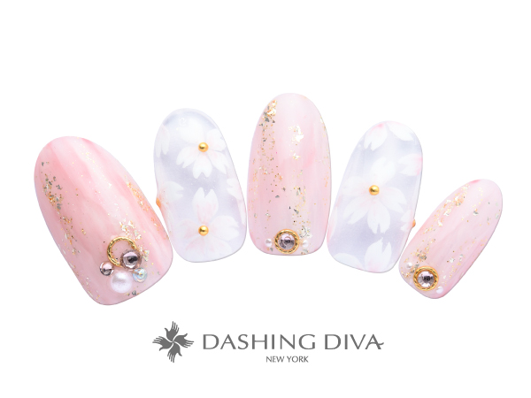 画像: ピンクのニュアンスカラーが印象的なオシャレ桜ネイル