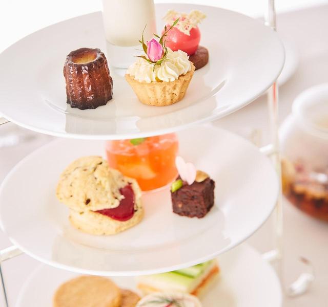 画像: Rose Tea との時間を楽しむオリジナルデザインのスイーツ 今回のスイーツやサンドイッチなど全11種は、ほとんどが今回だけのための作られたオリジナルデザインとお味でできています。Rose Tea Collectionと共に心が潤う時間をイメージし、見た目も美しい、大人の女性が満足する洗練されたデザインに仕上げました。