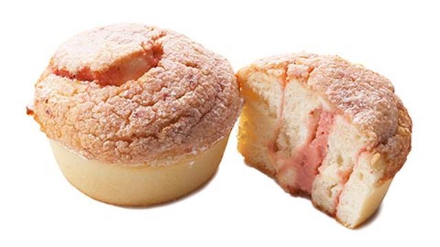画像: ストロベリースイートロール はちみつとメープルシロップ入りの甘くてやわらかい生地に、あまおうの果肉が入ったクリームとホワイトチョコレートを巻き込み焼き上げました。いちごとクリームの優しい味わいが、お子様にもおすすめです。 ¥320 / 1pc