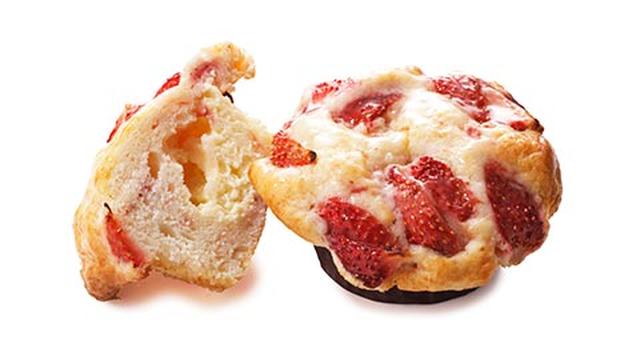 画像: ストロベリークリームチーズマフィン フレッシュのいちごをふんだんにのせて焼き上げた果肉のジューシーさが楽しめるマフィン。生地にはいちごジャムをマーブル状に練り込み、真ん中にクリームチーズを忍ばせました。 ¥360 / 1pc