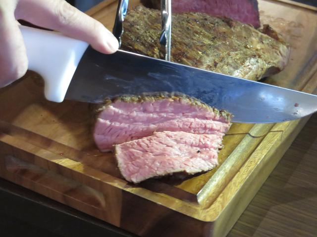 画像1: 目の前でカットされる「塊肉」