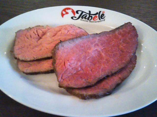画像2: 目の前でカットされる「塊肉」