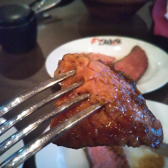 画像3: 目の前でカットされる「塊肉」