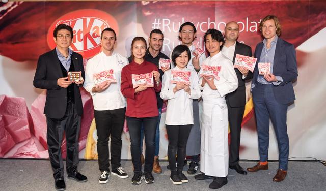 画像: 左から、高木シェフ、創作スイーツのプレゼンをした6人のシェフ、ネスレ日本のセドリック氏、バリーカレボー社のバス氏