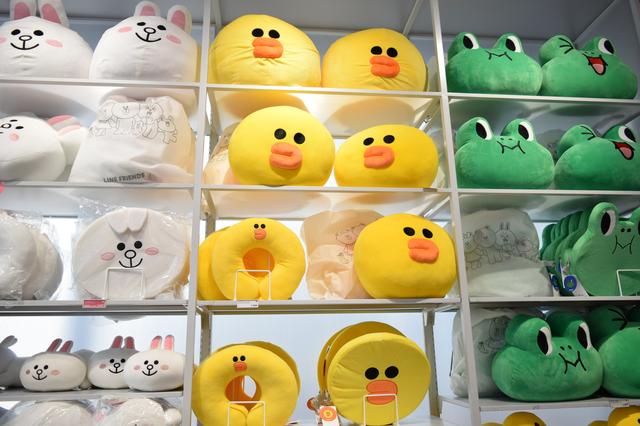 画像: LINE FRIENDSのキャラクター”コニー、サリー、レナード”のクッション
