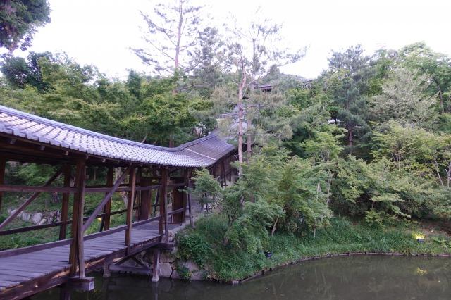 画像: 屋根の反りが龍の背中のように見える「臥龍廊」