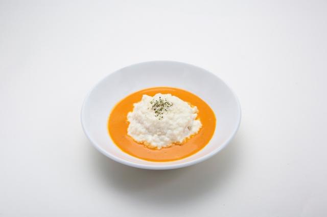 画像: ホワイトオムライスのビスクソース仕立て・・・1,000円※ランチタイムは数量限定で提供 黄身まで白い卵「ピュアホワイト」を使ったホワイトオムライスです。オマール海老のうま味が詰まったビスクソースとの、色のコントラストもポイントです。