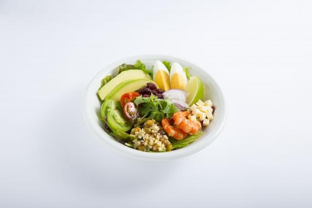 画像: えびとアボカドとゆで卵のコブサラダ 7種類の葉物野菜、アボカドや2色のトマトに、ゆで卵とえびを合わせました。黒酢たまねぎドレッシングで味付けしたキャベツライスも加え、食べ応えのある一皿に仕上げました。