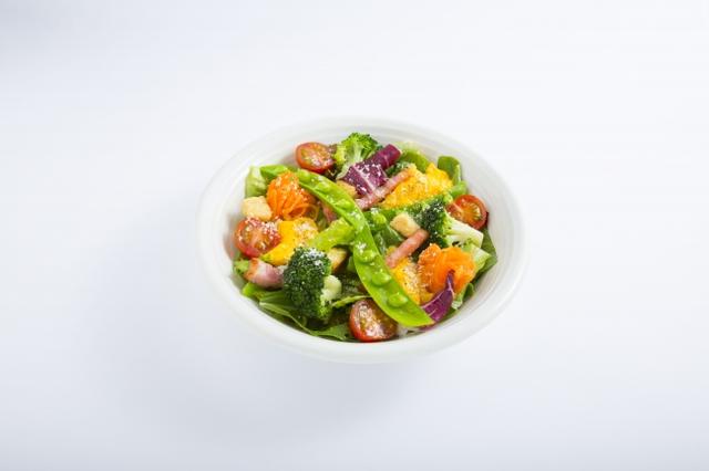 画像: 季節野菜ととろっとスクランブルのシーザーサラダ ロメインレタスやアスパラガス、スナップエンドウに、半熟状のスクランブルエッグやベーコンを合わせました。クルトンのカリッとした食感がアクセントです。