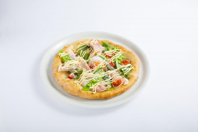 画像: 九州産野菜と生ハムのサラダピッツァ~半熟卵のせ~ ・・・1,500円 九州産のベビーリーフやスナップエンドウ、ミニトマトと生ハムをのせたサラダピッツァです。半熟卵をのせ、マヨネーズを線描きして仕上げました。(6月17日~6月23日に提供)