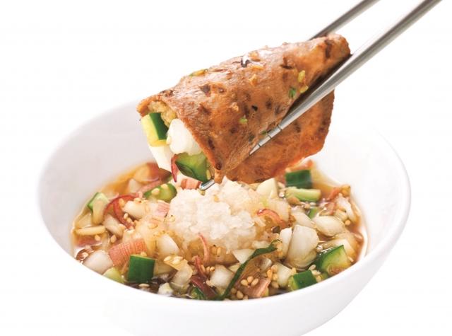 画像: 香味野菜の牛タン巻きしゃぶ 890円 焼肉屋の特製ポン酢と香味野菜が牛タンの旨みを引き立てます。みょうが・胡瓜・玉ねぎ・大葉は夏らしく栄養たっぷり。