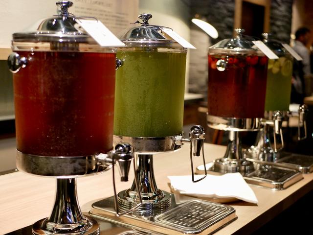 画像: 日本茶バー ¥300(ランチ・ディナーはセットメニューに「お茶バー」がセットになった価格)