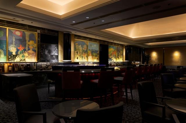 画像: ■Bar Capri 数々のコンペティションで優勝したオリジナルカクテルをお愉しみいただけるメインバー。店内にひろがる7点の連作絵画「カプリ島シリーズ」は、画家ポール・アイズピリが、このバーのために描いた作品です。名画を鑑賞しながら流れるピアノ演奏に耳を傾け、こだわりのグラスを片手に心和む寛ぎのひととをお過ごしください。