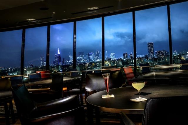 画像: ■SKY BAR 開業当時から変わらない圧倒的なパノラマ眺望を望む空間に、代々受け継がれてきた伝統のローストビーフや、職人が握る寿司、ニューヨークピッツァの名店・ROBERTA'S監修の「ニューヨークピッツァ」など最先端の食を愉しめるバー。毎週木曜日と金曜日の21:00~23:00には、DJイベントも開催いたします。