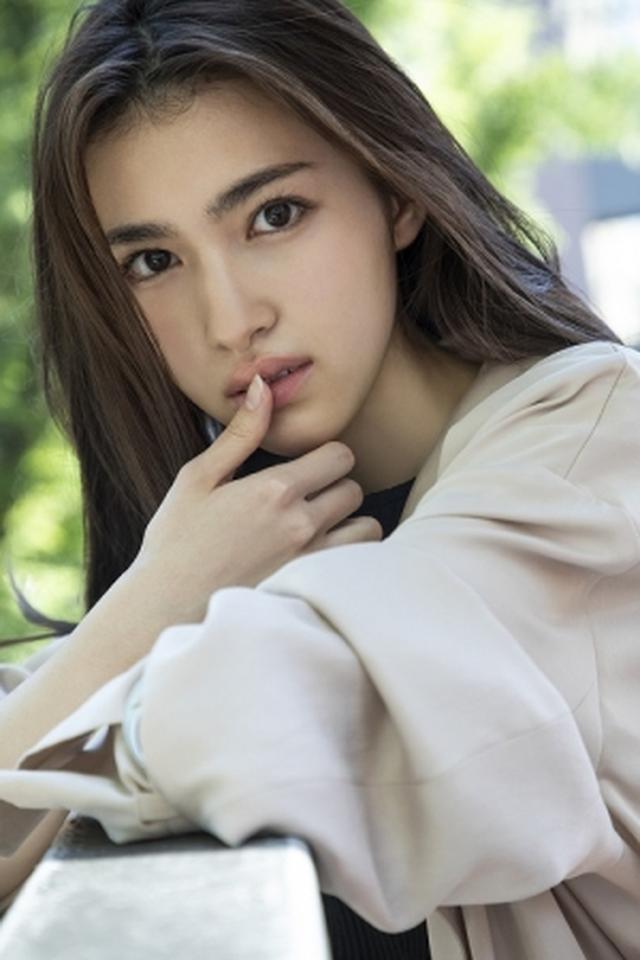 画像4: 注目の若手女優、ビューティーフェイスがトレードマークの17歳・長見玲亜のファースト写真集が発売!