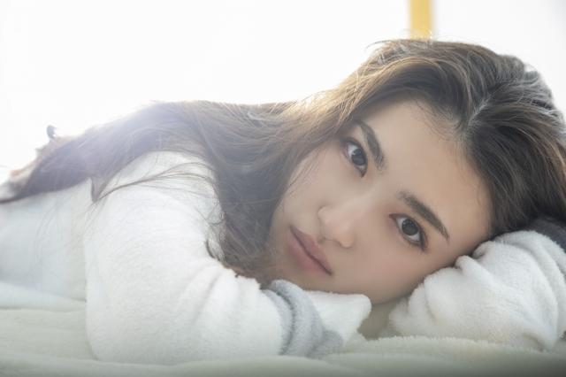 画像1: 注目の若手女優、ビューティーフェイスがトレードマークの17歳・長見玲亜のファースト写真集が発売!