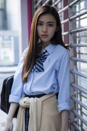 画像2: 注目の若手女優、ビューティーフェイスがトレードマークの17歳・長見玲亜のファースト写真集が発売!