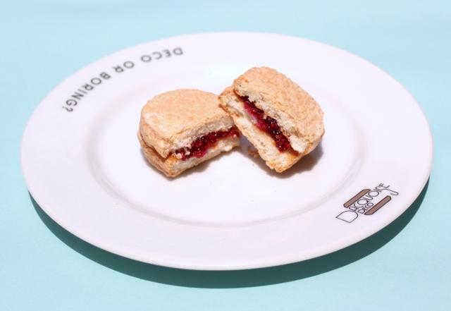 画像: 新テイストは、自家製ジャムを使った「フランボワーズ(FRAMBOISE)」と、素材の風味にこだわった「ピスタチオ(PISTACHIO)」