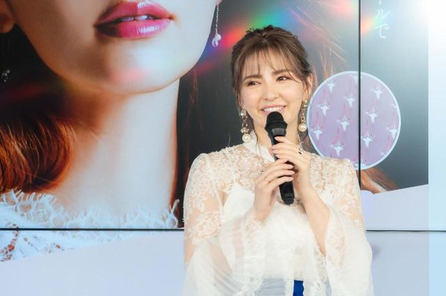 画像: Q.「LIPS SHOT」を使用してみていかがでしたか 「唇につけた瞬間は少しマイクロニードがちくっとしたのですが、パックの上から美容液をつけて15秒マッサージするだけと手軽ですね!唇がぷっくりして驚きました!ふだんからリップメイクは大好きで、メイクの中でもこだわっているパーツなので、ふっくらとした唇でリップを強調できるのは嬉しいですね。」 Q.「LIPS SHOT」をどんなときに使いたいですか 「唇は男性が見ているパーツでもあると思うので、大事なデートの前日には「LIPS SHOT」を使って唇ケアをして、万全の準備をしたいですね。笑」