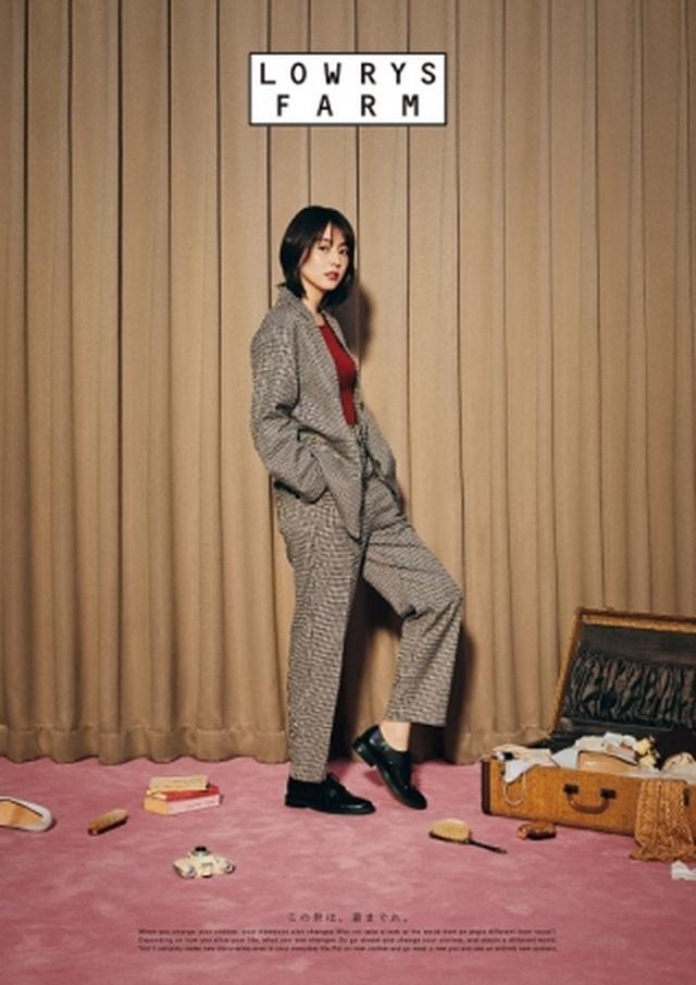 画像: この秋注目のチェック柄のセットアップ。 ジャケット ¥7,000 ロンT ¥2,500 パンツ ¥5,000 シューズ ¥5,500