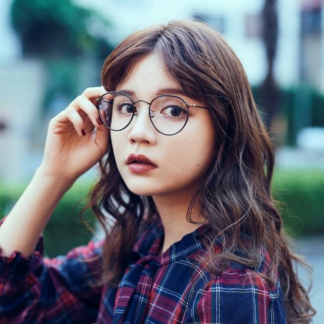 画像: イニシャル「rm」を刻んでます。このメガネを手に取ってくれた人が、いつもと違う自分に気持ちが高鳴りますように。そっと背中を押すお守りになれば嬉しいです。