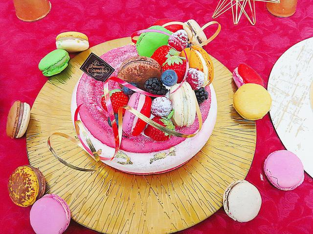 画像: Pâtisserie Camelia GINZA(パティスリー カメリア ギンザ) マカロン・ド・ノエル(φ18cm・H15cm)価格:¥7,000円(税込) ※限定100個