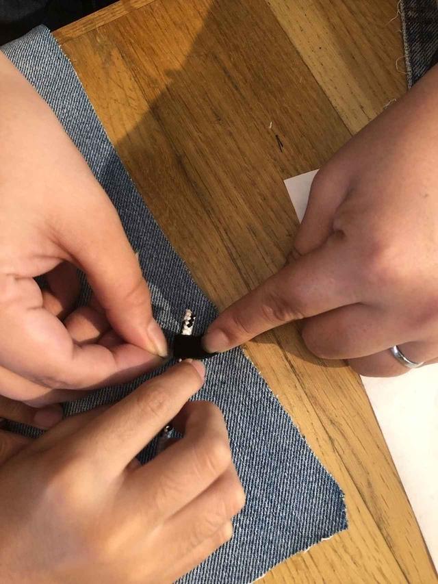 画像: ロープが入るくらいの輪を作るよう、ベルベットテープを半分に折ります。ジーンズの表側に、輪が内側となるように半分に折ったベルベットテープ置き、マチ針で固定します