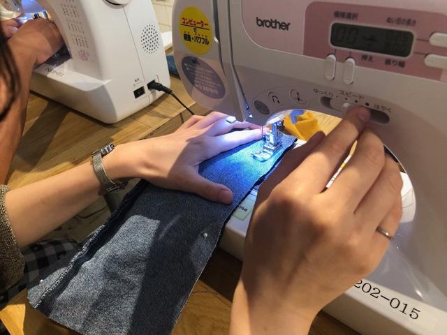 画像: サコッシュの両サイド、底となる部分をミシンで縫い合わせる。