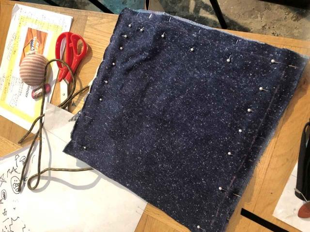 画像: チャコペンで書いた内枠の印が合わさるように、Tシャツ・ジーンズの表側を合わせ、ずれないようにマチ針で固定します。